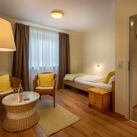 فندق Haus Biederstaedt & Livjana 3*